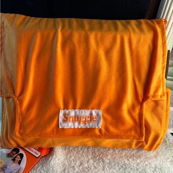 Snuggie 2-in-1 Pillow and Snack Tray Cheetos Flamin' Hot 2 Drinks Holders,Tray - Picture 11 of 12